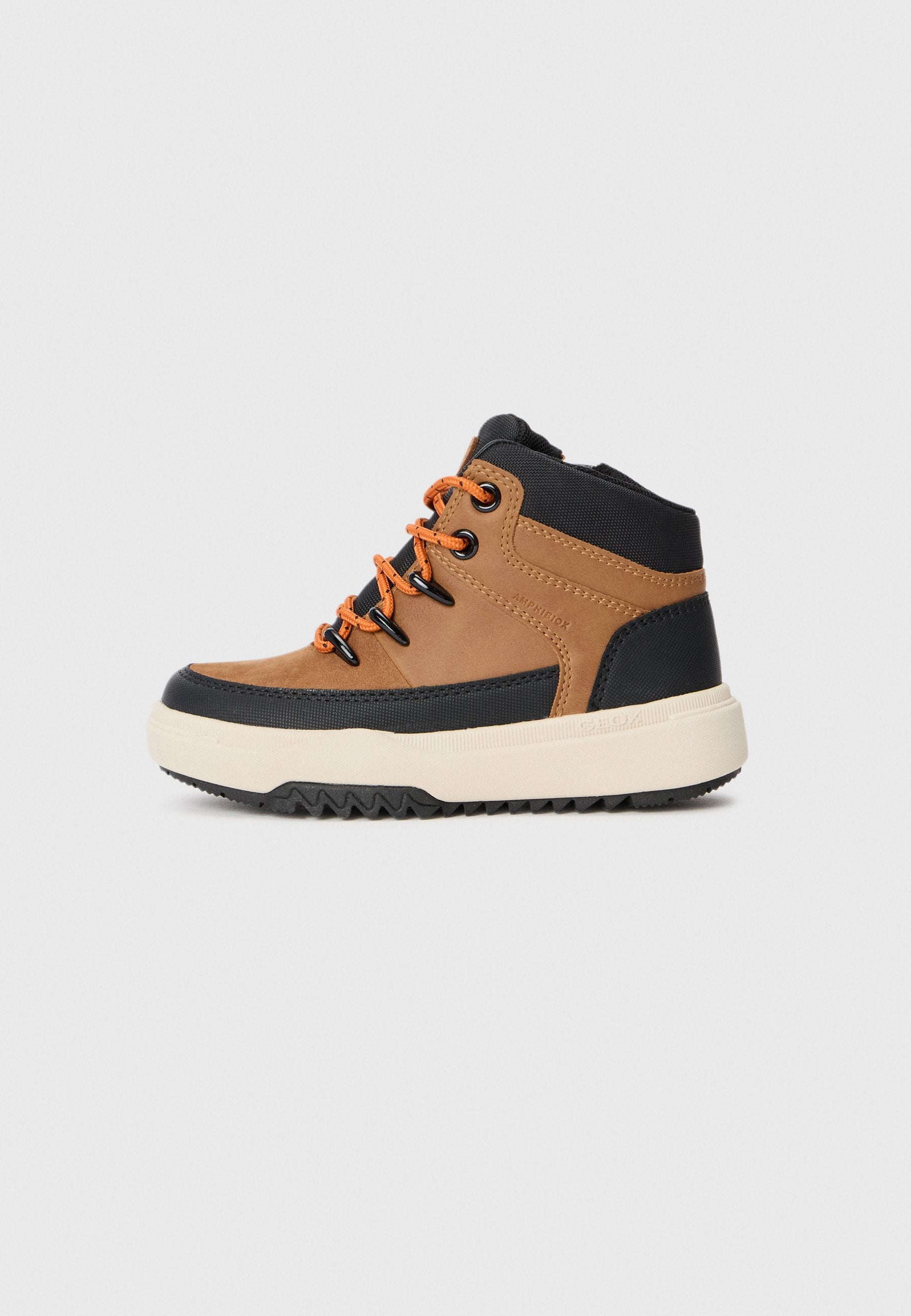 Braune und schwarze Wanderschuhe in Mid-Top-Form mit orangefarbenen Schnürsenkeln, strukturiertem Stoff, einer robusten Sohle und genähten Details. Ideal für den Einsatz im Freien.