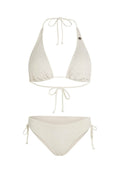 Weißes Bikini-Set mit einer strukturierten Zickzackmuster. Das Oberteil hat dreieckige Cups und verstellbare Bändchen; der Slip verfügt über seitliche Bindebänder und einen tiefen Bund.
