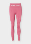 Pinkfarbene Nike Pro Leggings mit hohem Bund, weißem Nike-Logo am Oberschenkel und dem Schriftzug „NIKE PRO“ am Taillenbund, nahtloses, dehnbares Material.