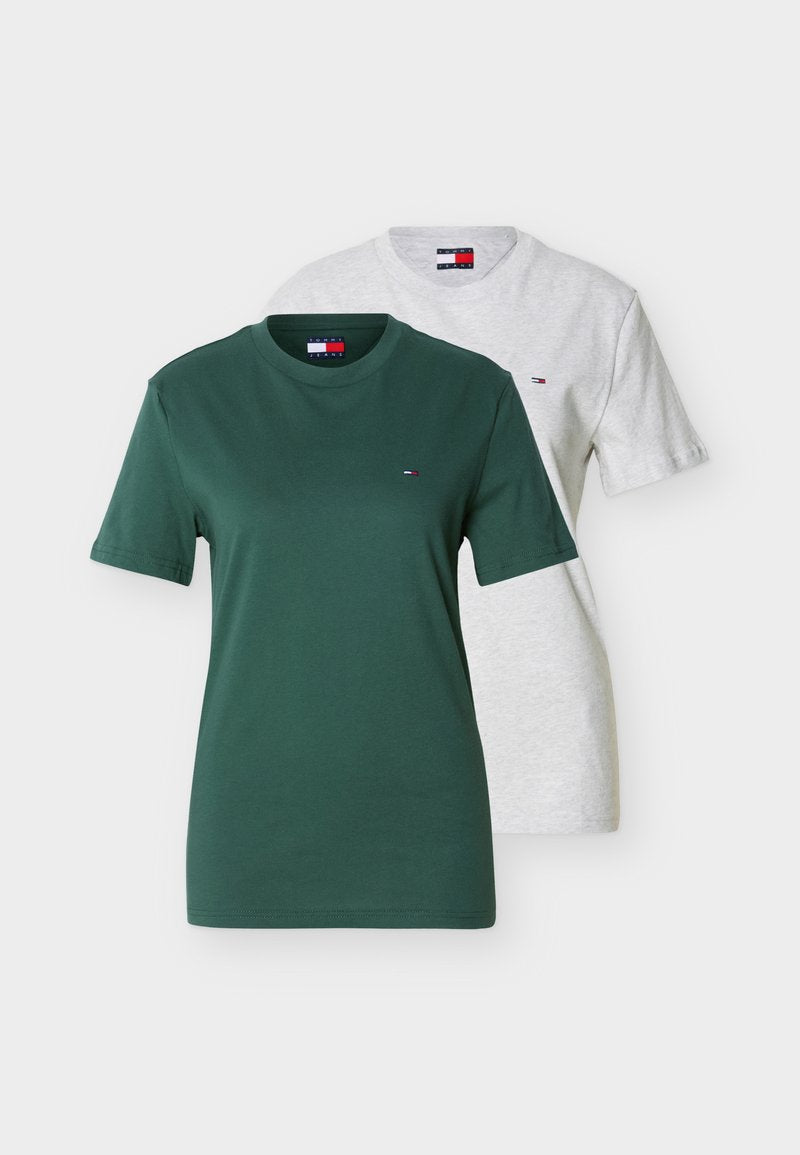 Zwei Tommy Jeans T-Shirts mit Rundhalsausschnitt, eines dunkelgrün vorne, eines hellgrau dahinter, beide mit kleinem Logo auf der linken Brust.