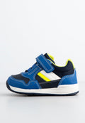 Blaue und schwarze Sneaker mit einem Mesh-Obermaterial, weißen und neongelben Akzenten, einem Klettverschluss und einer strukturierten Gummisohle. Entworfen für Komfort und Atmungsaktivität.
