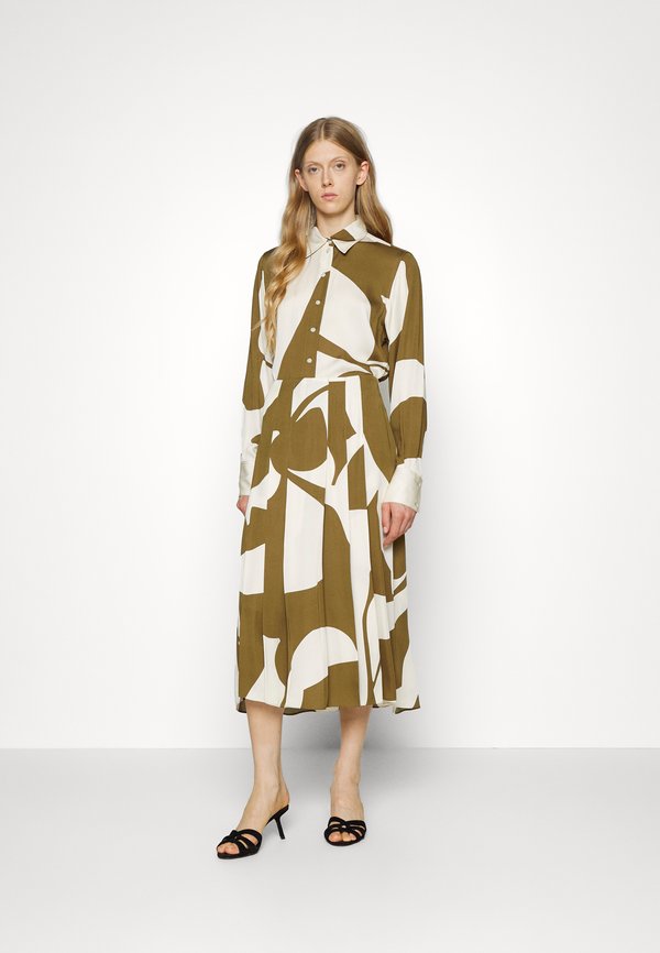 Victoria Beckham POINTED COLLAR