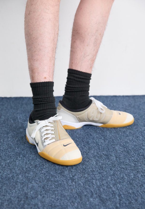 Nike Sportswear T90 UNISEX - Trainers - white/black/gum light brown/white-varsity red
