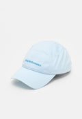 Hellblaues Peak Performance Baseballcap mit gebogenem Schirm und gesticktem Logo vorne vor weißem Hintergrund.