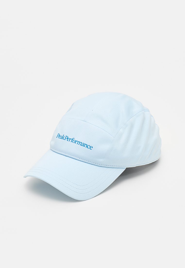 Hellblaues Peak Performance Baseballcap mit gebogenem Schirm und gesticktem Logo vorne vor weißem Hintergrund.