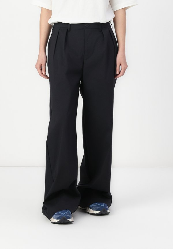 New Balance BOYLSTON - Trousers - black