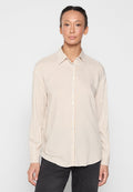 Gestreiftes Langarmhemd in Creme und Beige mit Knopfleiste und Kragen, hergestellt aus leichtem Stoff mit glatter Textur.