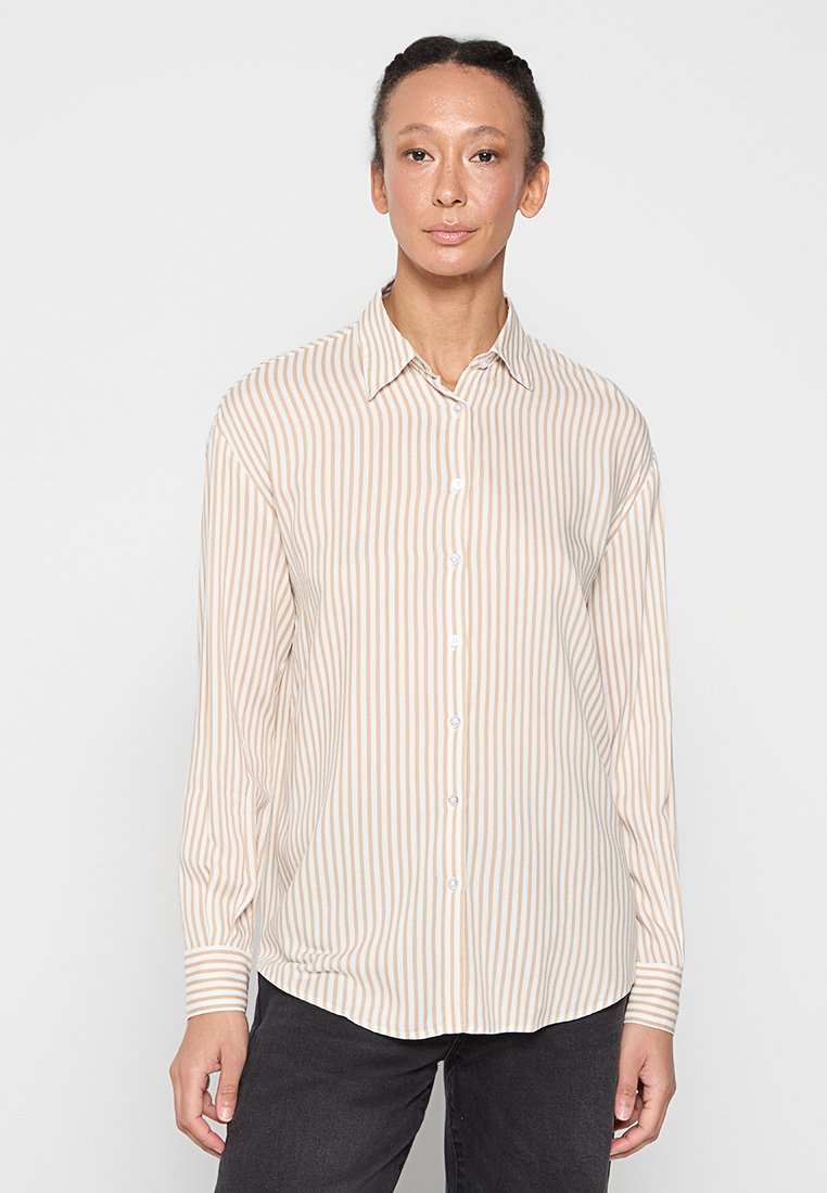 Gestreiftes Langarmhemd in Creme und Beige mit Knopfleiste und Kragen, hergestellt aus leichtem Stoff mit glatter Textur.