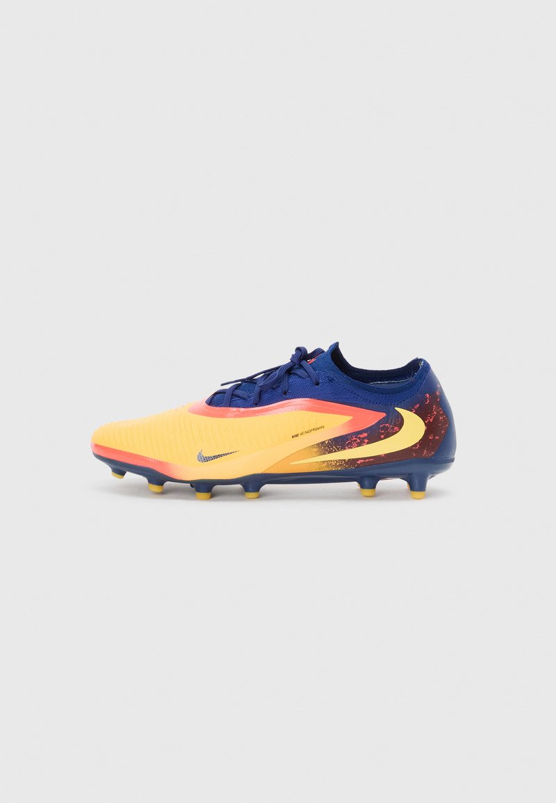Nike Fußballschuh mit einem gelb/blauen Farbverlauf, strukturiertem Obermaterial und gelben Stollen. Enthält ein markantes Swoosh-Logo an der Seite.