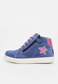 High-Top-Sneaker aus blauen Wildleder, mit pinken Akzenten, einem dekorativen Stern und einem seitlichen Reißverschluss. Weiße Gummisohle. Strukturiertes Obermaterial.