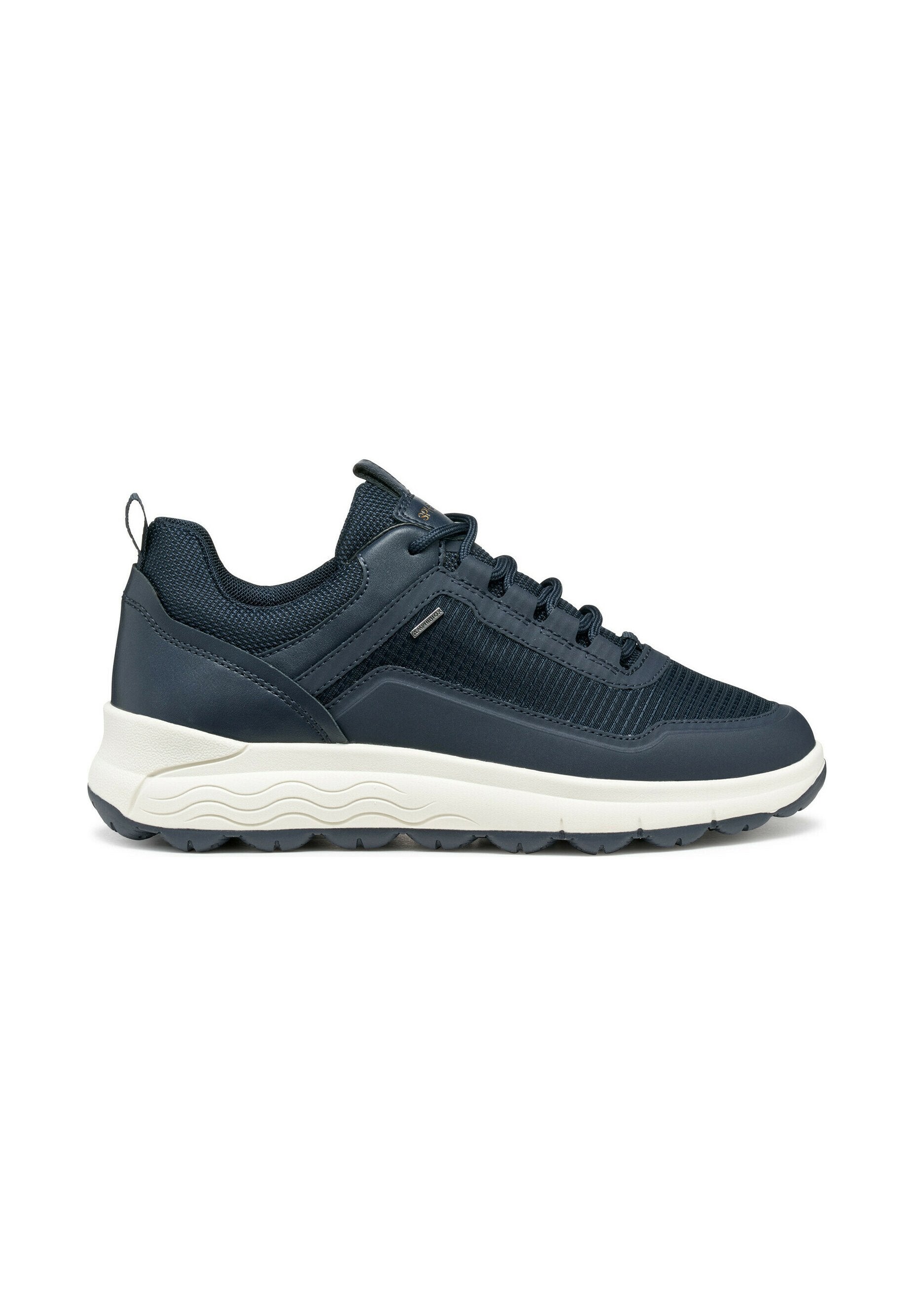 Marineblau sportive Sneaker mit einem strukturierten Mesh-Obermaterial und glatten Lederakzenten, ausgestattet mit einer weißen Zwischensohle und einer robusten grauen Laufsohle.