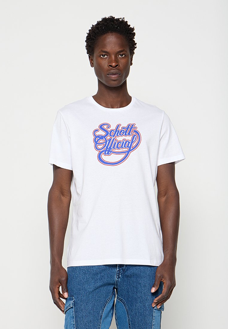 Mann trägt ein weißes T-Shirt mit blauem und rotem "Schott Official"-Text und steht vor einem einfarbigen hellen Hintergrund.