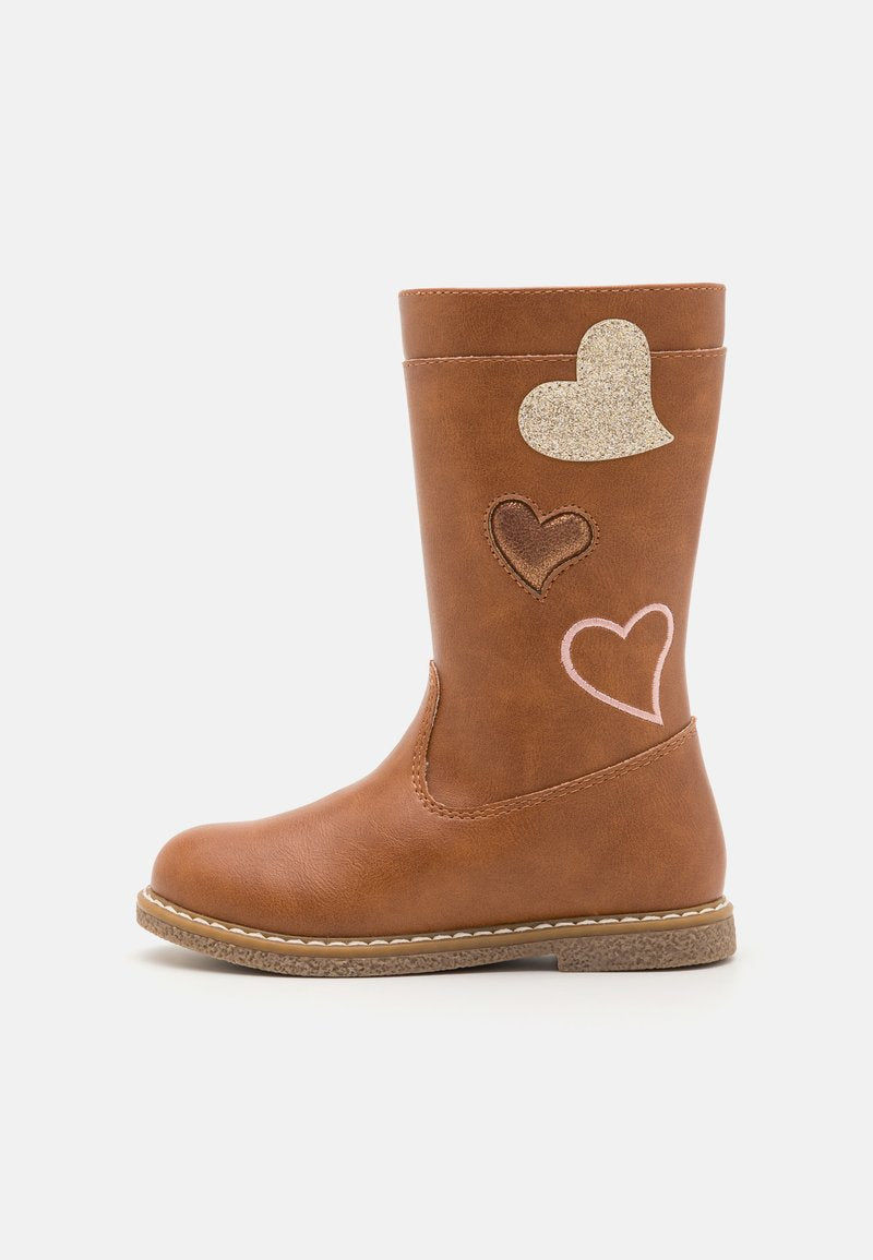 Braune synthetische Lederstiefelette mit flacher Sohle, die auf der Außenseite mit rosa, braunen und glitzernden Herzakzenten versehen ist. Glatte Textur.