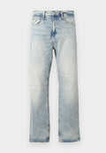 Hellblaue Jeans aus Denim mit einem verwaschenen Finish, die zwei Knie-Risse, ein gerades Bein Design und einen klassischen Fünf-Taschen-Stil aufweisen.