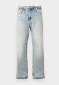 Hellblaue Jeans aus Denim mit einem verwaschenen Finish, die zwei Knie-Risse, ein gerades Bein Design und einen klassischen Fünf-Taschen-Stil aufweisen.