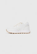 Weißer Low-Top-Sneaker mit beiger Sohle, goldenen Ösen und seitlichem Branding, dargestellt auf neutralem grauem Hintergrund.