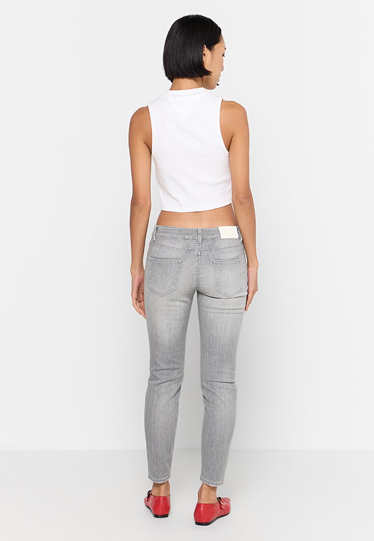 CLOSED STYLE NAME BAKER JEANS