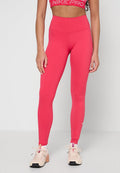 Rosa Leggings aus elastischem Stoff mit hohem Bund, die eine glatte Textur aufweisen und ein kleines weißes Logo in der Nähe des Knöchels haben.