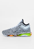 Nike-Sneaker mit einem grauen und schwarzen gesprenkelten Obermaterial, einem blauen Akzent, einer neongrünen und orangen Sohle sowie einem strukturierten Design.