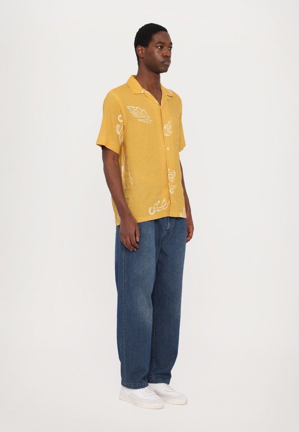 CLOSED SHORT SLEEVED SHIRT