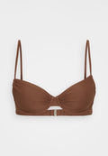Brauner Bikini-Oberteil mit Unterdraht, gerafften Details, verstellbaren Trägern und einem Metallverschluss am Rücken. Glattes, dehnbares Material.