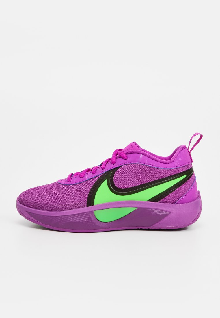 Sportschuh mit einem violetten Mesh-Obermaterial, schwarzen Akzenten und einem grünen Nike-Logo. Verfügt über eine strukturierte Sohle und eine Zuglasche an der Ferse.