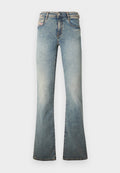 Hellblaue Jeans mit ausgestelltem Bein aus Denim, mit fünf Taschen, einem Knopfverschluss und dezentem Verblassen an den Beinen.