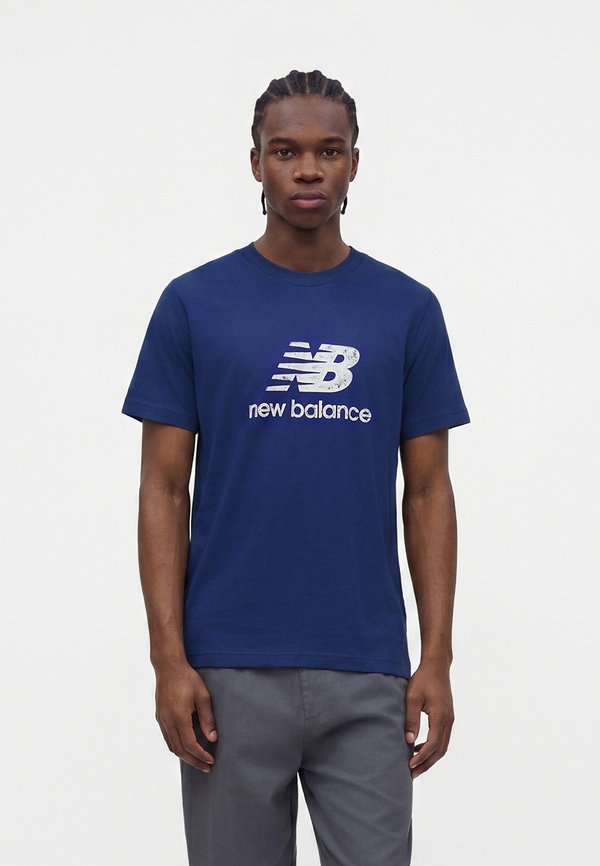 New Balance SPORT ESSENTIALS STAMP LOGO UNISEX - Print T-shirt - blue oyster/pink salt