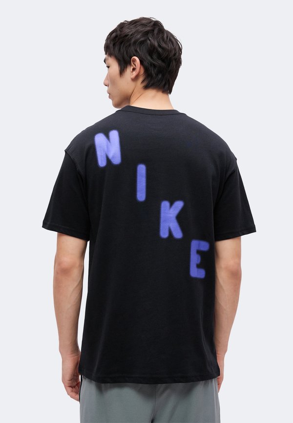 Nike Performance TEE GRIT - Print T-shirt - black/persian violet