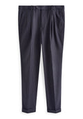 Marineblau gestreifte Hose aus glattem Stoff, mit schmaler Passform, Falten an der Taille und umgeschlagenen Säumen für einen maßgeschneiderten Look.