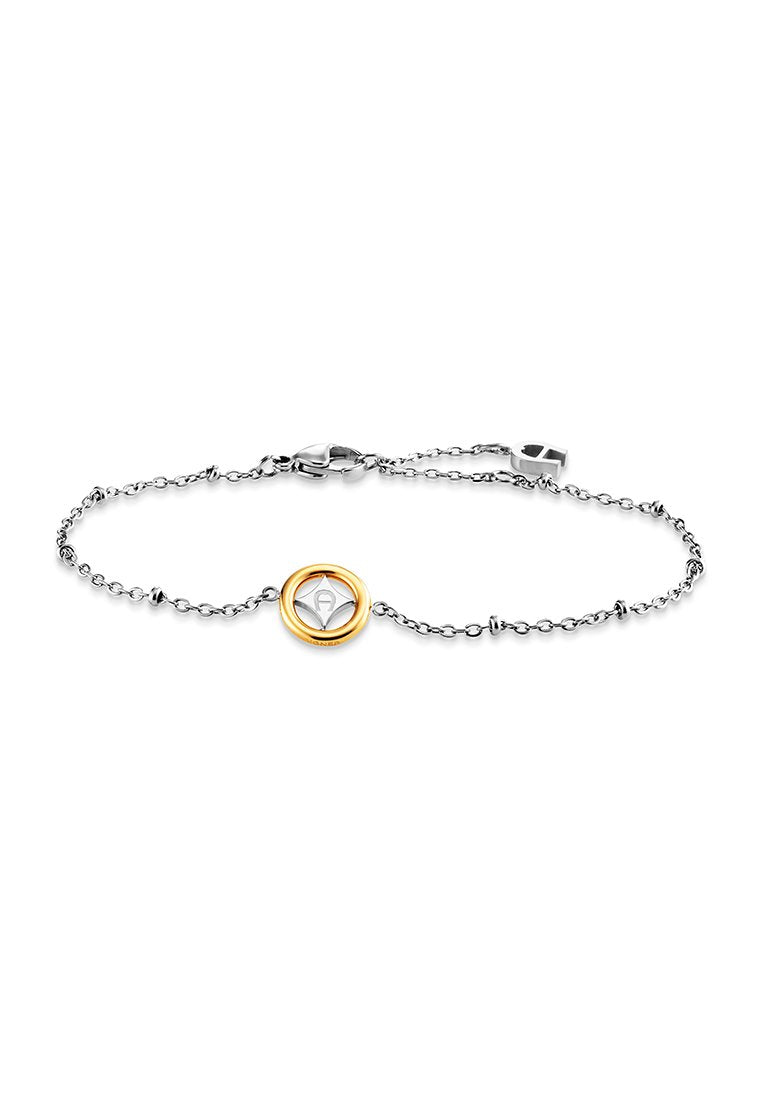 Zarte Silberkette mit einem zentralen goldenen runden Anhänger, der ein sternförmiges Ausschnittmuster aufweist, und einem Karabinerverschluss.