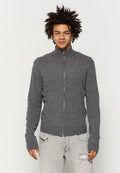 Grauer Reißverschluss-Pullover mit hohem Kragen, schlanker Passform, gerippten Bündchen und Saum. Hergestellt aus einer weichen Textur, kombiniert mit hellgrauen, verwaschenen Jeans.