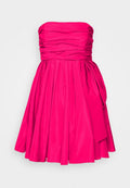 Trägerloses hellrosa Cocktailkleid mit gerafftem Oberteil und vollem, gefälteltem Rock, mit drapiertem Stoffdetail auf der rechten Seite.
