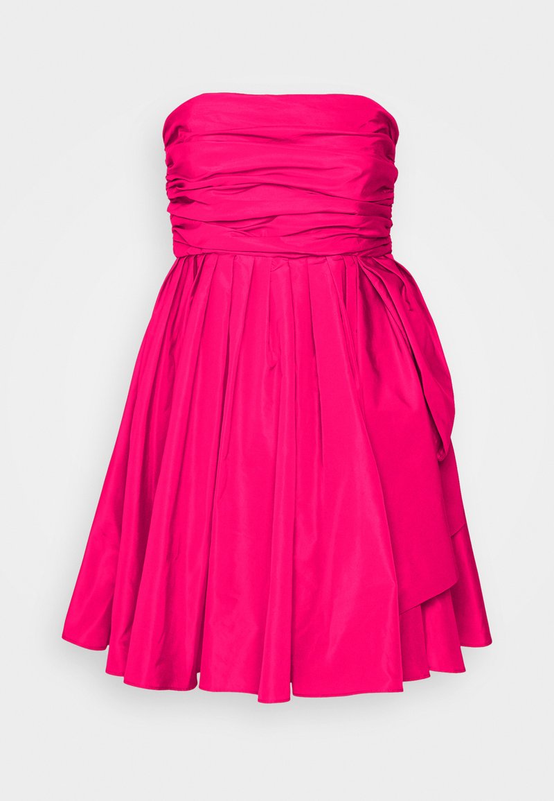 Trägerloses hellrosa Cocktailkleid mit gerafftem Oberteil und vollem, gefälteltem Rock, mit drapiertem Stoffdetail auf der rechten Seite.