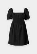 Schwarzes Kleid mit puffärmeligen Ärmeln, quadratischem Ausschnitt, gerafftem Oberteil und fließendem Rock. Hergestellt aus leichtem Stoff mit glatter Textur.