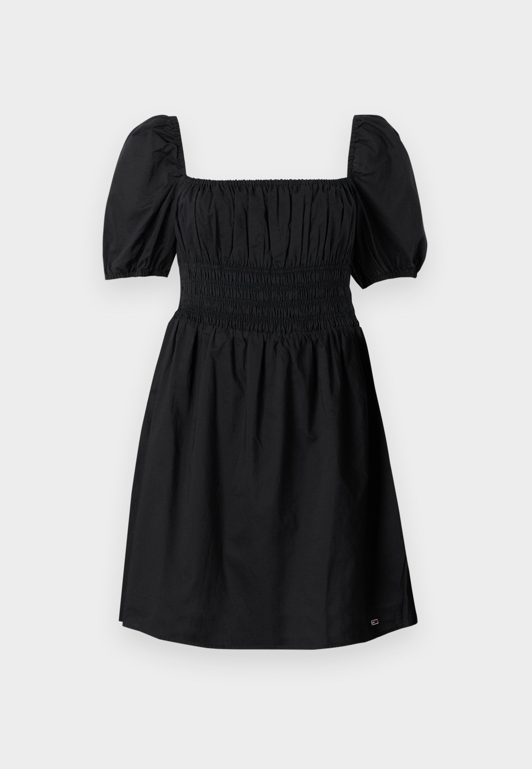 Schwarzes Kleid mit puffärmeligen Ärmeln, quadratischem Ausschnitt, gerafftem Oberteil und fließendem Rock. Hergestellt aus leichtem Stoff mit glatter Textur.