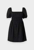 Schwarzes Kleid mit puffärmeligen Ärmeln, quadratischem Ausschnitt, gerafftem Oberteil und fließendem Rock. Hergestellt aus leichtem Stoff mit glatter Textur.