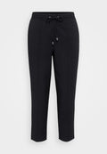 Schwarze Sweatpants mit einem Kordelzugbund, schmaler Passform und zwei seitlichen Nähten. Weicher, glatter Stoff ohne sichtbare Muster oder Verzierungen.