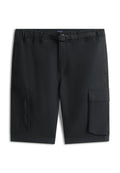 Schwarze knielange Cargoshorts mit verstellbarem Gürtel, elastischem Bund, Fronttaschen sowie Reißverschluss- und Klapptaschen auf jeder Seite.