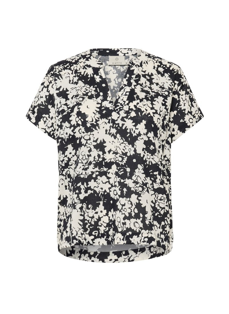 Bluse mit floralem Druck in Schwarz und Weiß, mit V-Ausschnitt, kurzen Ärmeln, lockerer Passform und geradem Saum mit seitlichen Schlitzen. Weiche Stofftextur.