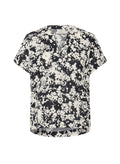 Bluse mit floralem Druck in Schwarz und Weiß, mit V-Ausschnitt, kurzen Ärmeln, lockerer Passform und geradem Saum mit seitlichen Schlitzen. Weiche Stofftextur.