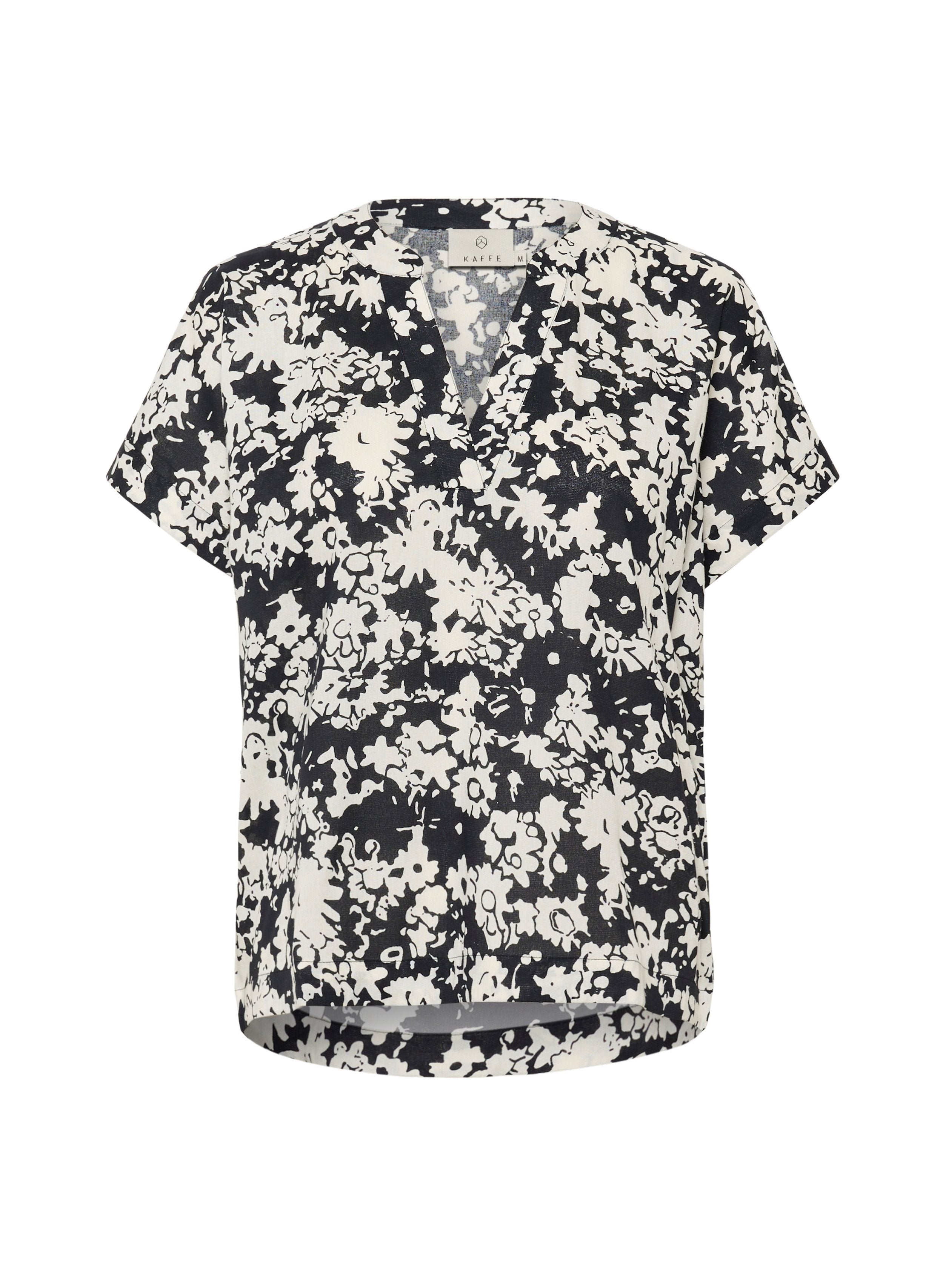Bluse mit floralem Druck in Schwarz und Weiß, mit V-Ausschnitt, kurzen Ärmeln, lockerer Passform und geradem Saum mit seitlichen Schlitzen. Weiche Stofftextur.