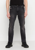 Schwarze Jeans aus Denim mit gerader Passform, Fünf-Taschen-Design und dezenten Used-Effekten. Getragen mit einem schwarzen T-Shirt und dunklen Sneakern.