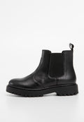 Schwarze Leder-Chelsea-Stiefel mit elastischen Seiteneinsätzen, runder Zehenpartie, dicker Gummisohle und einer Zuglasche auf der Rückseite für ein einfaches An- und Ausziehen.