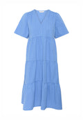 Blaues, gestuftes Kleid aus strukturiertem Stoff mit kurzen Ärmeln und V-Ausschnitt. Verfügt über ein gestreiftes Muster.