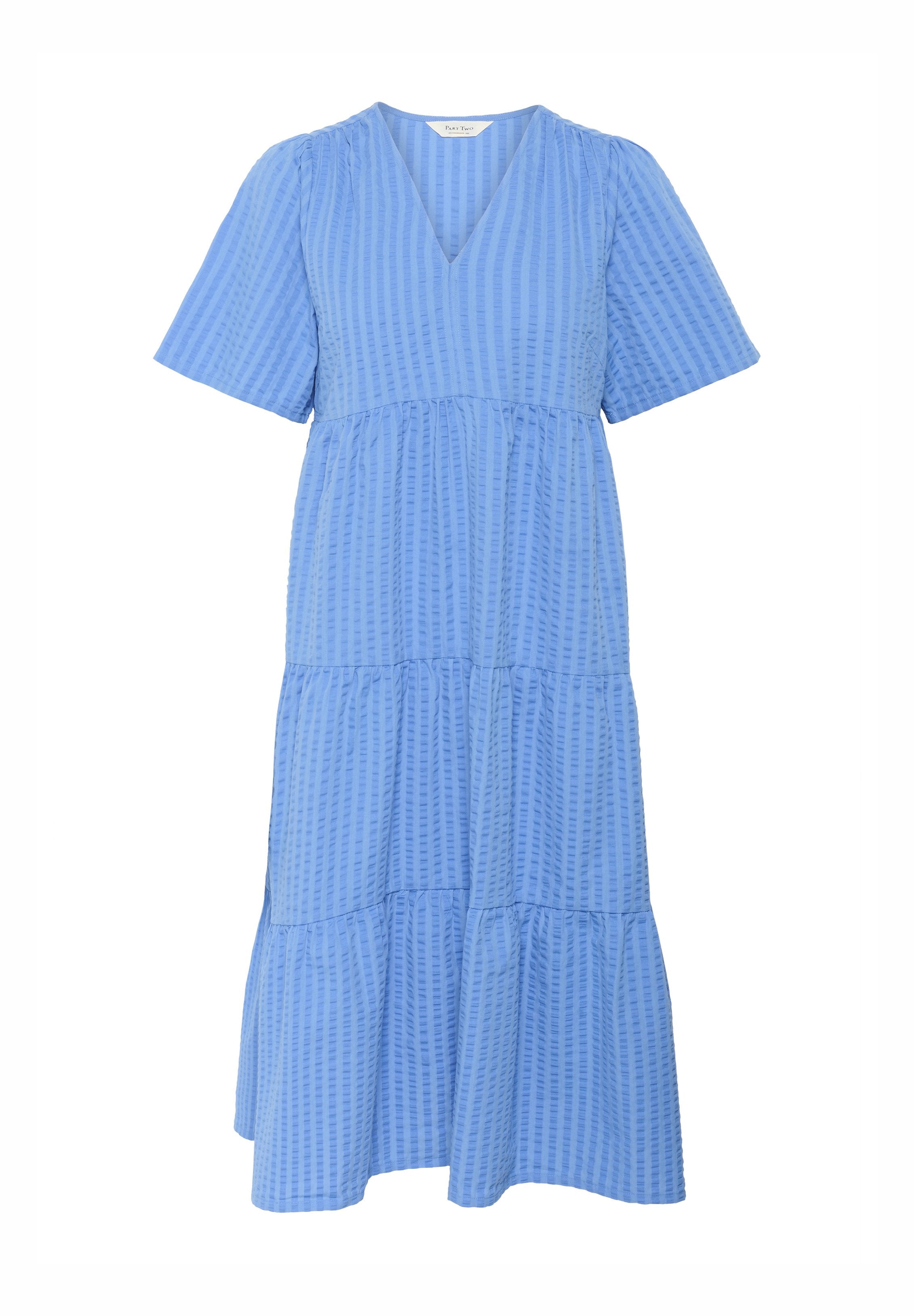 Blaues, gestuftes Kleid aus strukturiertem Stoff mit kurzen Ärmeln und V-Ausschnitt. Verfügt über ein gestreiftes Muster.