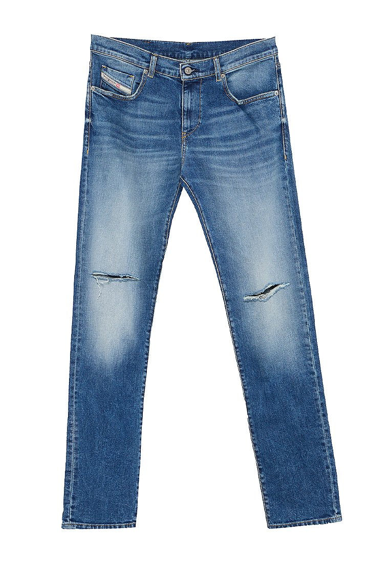 Blaue Denim-Jeans mit lockerer Passform, die an bestimmten Stellen verblasst sind, zwei Fronttaschen haben und an den Knien abgenutzt sind. Standardmäßiges Fünf-Taschen-Design.