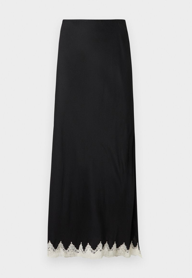 Schwarzer Maxi-Rock aus glattem Stoff mit hohem Schlitz und kunstvoller weißer Spitzenverzierung am Saum, mit geradem Schnitt und minimalistischem Design.