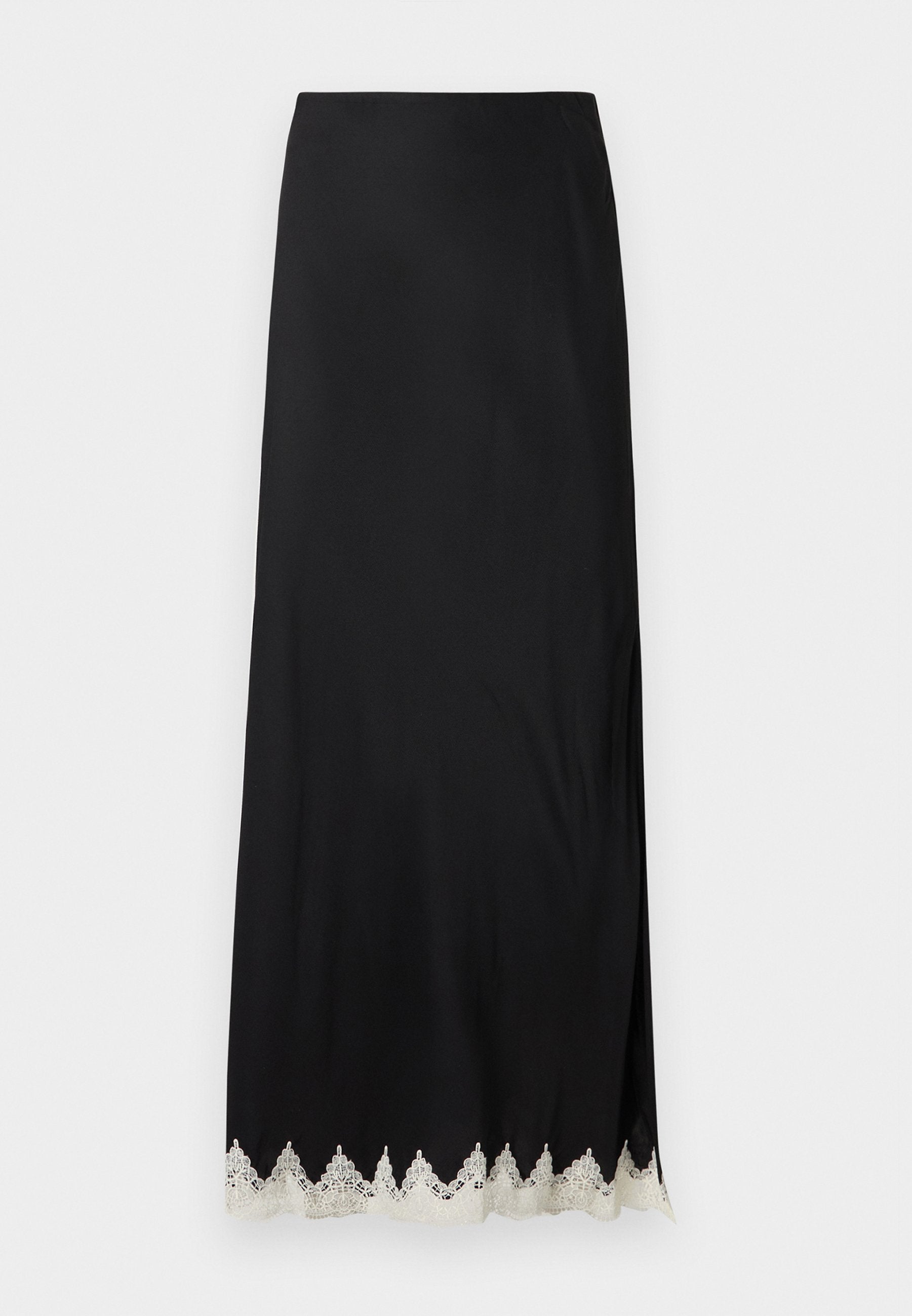 Schwarzer Maxi-Rock aus glattem Stoff mit hohem Schlitz und kunstvoller weißer Spitzenverzierung am Saum, mit geradem Schnitt und minimalistischem Design.