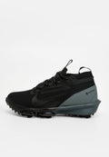 Schwarze Nike-Schuhe mit einem Obermaterial aus Mesh und grauen Akzenten, einer strukturierten Sohle und einem GORE-TEX-Logo an der Ferse. Entwickelt für Traktion und Komfort.
